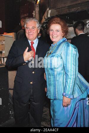 L'attrice francese e membro del cast Marie-Christine Barrault e il ministro francese della Giustizia Pascal Clment partecipano alla prima del gioco 'Opening Night' con Marie-Christine Barrault e diretto da Jean-Paul Bazziconi al teatro de la Porte Saint-Martin a Parigi il 17 ottobre 2005. Foto di Bruno Klein/ABACAPRESS.COM. Foto Stock