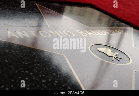 Antonio Banderas è onorato con la 2294° stella sulla Hollywood Walk of Fame di fronte al Kodak Theatre di Los Angeles, California, USA, il 18 ottobre 2005. Foto di Lionel Hahn/ABACAPRESS.COM Foto Stock