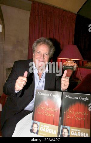 La socialità italiana massimo Gargia partecipa al cocktail di lancio massimo Gargia per il suo nuovo libro 'Nos amies les stars' al 'Chez Castel' di Parigi, Francia, il 18 ottobre 2005. Foto di Benoit Pinguet/ABACAPRESS.COM Foto Stock