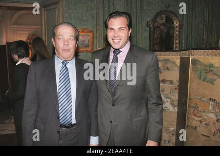 Il principe SAR Michel de France e S.A.R. le Prince Charles-Philippe d'Orleans frequentano un ristorante per il nuovo libro di massimo Gargia 'nos amies les stars' presso l'appartamento di Ingrid Meshoulan (amico di Francoise Sagan) Avenue Foch a Parigi, Francia, il 19 ottobre 2005. Foto di Benoit Pinguet/ABACAPRESS.COM Foto Stock