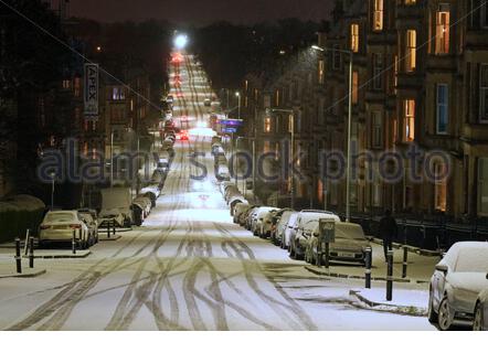 Edimburgo, Scozia, Regno Unito. 8 Feb 2021. Dopo una giornata di acquazzoni di neve leggeri e intermittenti, la nevicata più pesante inizia subito dopo il tramonto nel centro residenziale di New Town. Credit: Craig Brown/Alamy Live News Foto Stock