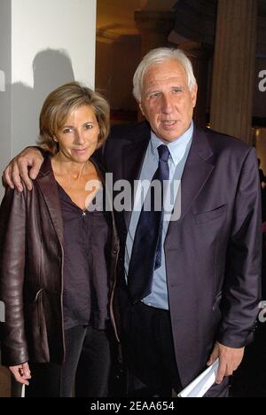 Claire Chazal, presentatore della TV francese, e il professor Alain Deloche partecipano alla celebrazione del 10° anniversario di 'la Chaine de l'Espoir' (la catena della speranza) al Musee Guimet di Parigi, Francia, il 26 ottobre 2005. La Chaine de l'Espoir è un'organizzazione umanitaria fondata nel 1988 dal cardiologo francese Alain Deloche per combattere l'ingiustizia del luogo di nascita e fornire le cure chirurgiche e l'istruzione necessarie ai bambini svantaggiati. Foto di Bruno Klein/ABACAPRESS.COM Foto Stock