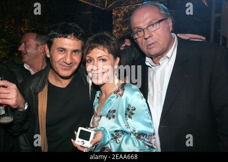 ESCLUSIVO. (L-R) il produttore televisivo francese dove Attia, l'insegnante di reality show 'Star Academy 5' Yasmine Roy e il produttore televisivo Gerard Louvin partecipano alla festa 'EtoileCasting' ospitata dal produttore televisivo Gerard Louvin e sponsorizzata da Aigo Electronics, presso il club 'l'Etoile' di Parigi, Francia, il 25 ottobre 2005. Foto di Benoit Pinguet/ABACAPRESS.COM Foto Stock