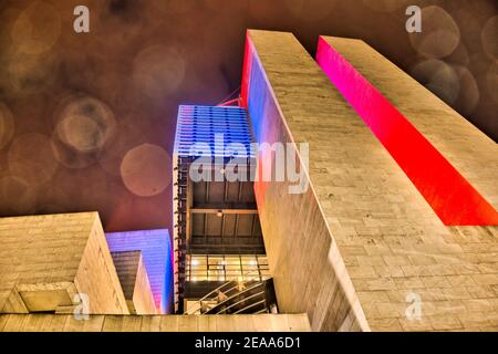 Di notte, il Casinò di campione è illuminato in rosso blu Foto Stock