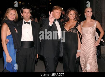 "Donald Trump e sua moglie incinta Melania Trump insieme al figlio Donald Trump Jr. (A sinistra) e alla figlia Ivanka Trump arrivano alla 22° Notte annuale delle Stelle in onore di ''i romantici'', tenutasi a Cipriani 42nd Street a New York, giovedì 27 ottobre 2005. Foto di Nicolas Khayat/ABACAPRESS.COM' Foto Stock