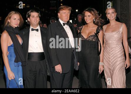 "Donald Trump e sua moglie incinta Melania Trump insieme al figlio Donald Trump Jr. (A sinistra) e alla figlia Ivanka Trump arrivano alla 22° Notte annuale delle Stelle in onore di ''i romantici'', tenutasi a Cipriani 42nd Street a New York, giovedì 27 ottobre 2005. Foto di Nicolas Khayat/ABACAPRESS.COM' Foto Stock
