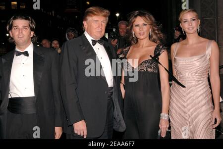 "Donald Trump e sua moglie incinta Melania Trump insieme al figlio Donald Trump Jr. (A sinistra) e alla figlia Ivanka Trump arrivano alla 22° Notte annuale delle Stelle in onore di ''i romantici'', tenutasi a Cipriani 42nd Street a New York, giovedì 27 ottobre 2005. Foto di Nicolas Khayat/ABACAPRESS.COM' Foto Stock