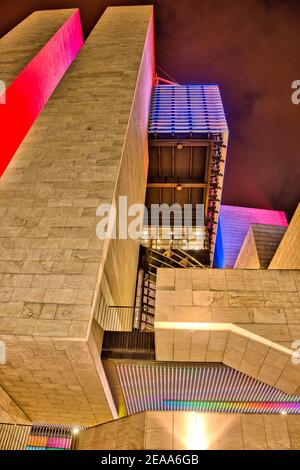 Di notte, il Casinò di campione è illuminato in rosso blu Foto Stock