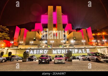 Di notte, il Casinò di campione è illuminato in rosso blu Foto Stock