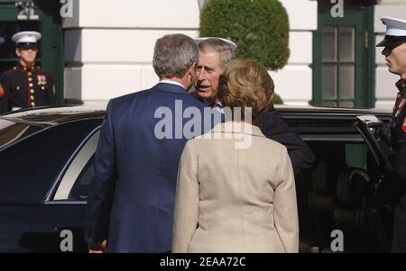 Il Principe Carlo, il Principe di Galles e Camilla Parker Bowles , Duchessa di Cornovaglia, salutano il Presidente degli Stati Uniti George W. Bush e la First Lady Laura Bush quando arrivano per un pranzo alla Casa Bianca il secondo giorno della loro visita di 8 giorni negli Stati Uniti, Il 2 novembre 2005 a Washington. Foto di Olivier Douliery/ABACAPRESS.COM Foto Stock