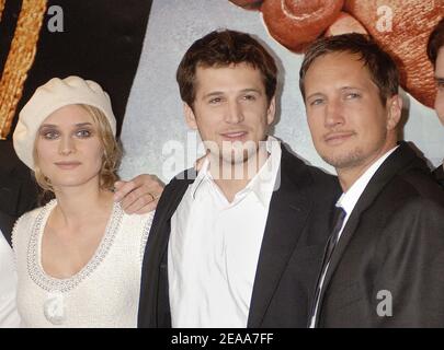L'attrice tedesca Diane Kruger, il marito attore francese Guillaume Canet e Benné Furmann alla prima di 'Joyeux Noel' diretta da Gilles Marchand, tenuto a UGC Normandy sugli Champs Elysee Avenue a Parigi, Francia, il 03 novembre 2005. Foto di Giancarlo Gorassini/ABACAPRESS.COM Foto Stock