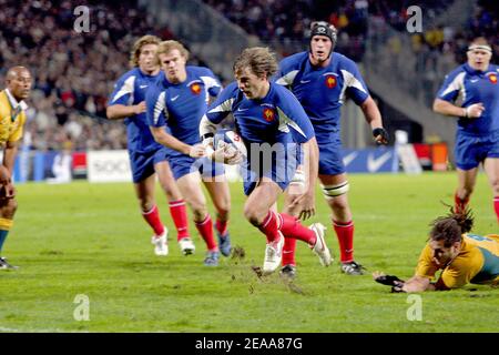 Cedric Heymans in azione durante la partita di rugby Francia vs Australia, il 5 novembre 2005, allo stadio Velodrome di Marsiglia. Francia. La Francia ha vinto il 26-16. Foto di Gerald Holubowicz/Cameleon/ABACAPRESS.COM Foto Stock