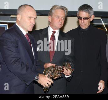 "L'attore Michael Douglas e il commissario della polizia di NY Ray Kelly pongono per le immagini con una cinghia di munizioni per un fucile di cecchino di .50 calibro (legale da acquistare a New York), durante il Brady Center per prevenire la violenza di pistola 'Stand Up for A Safe America', Si è svolto presso la 23° strada di Cipriani a New York, il lunedì 7 novembre 2005. Foto di Nicolas Khayat/ABACAPRESS.COM' Foto Stock