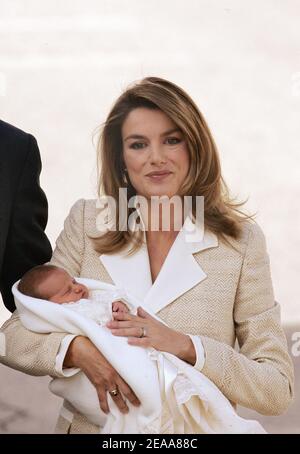 La Principessa Letizia e il Principe Felipe della Corona Spagnola lasciano la Clinica Internazionale Ruber a Madrid, Spagna con la loro bambina Leonor il 7 novembre 2005. Letizia ha dato alla luce Leonor lunedì 31 ottobre attraverso Cesarean, tre settimane prima della data di scadenza prevista. Foto di Bernard-Zabulon/ABACAPRESS.COM Foto Stock