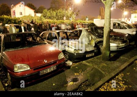 Scene di desolazione e resti di veicoli torciti che riempiono un parcheggio coperto a Noisy le sec, a est di Parigi, martedì 8 novembre 2005, dopo un'ondata di disordine di massa spazzata attraverso il paese. Bande di giovani hanno tormeggiato più di 573 automobili in una tredicesima notte di violenza che si è diffusa dai sobborghi di Parigi alle città intorno alla Francia. Foto di Mousse/ABACAPRESS.COM Foto Stock