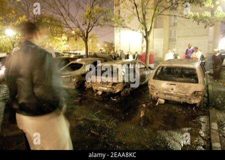 Scene di desolazione e resti di veicoli torciti che riempiono un parcheggio coperto a Noisy le sec, a est di Parigi, martedì 8 novembre 2005, dopo un'ondata di disordine di massa spazzata attraverso il paese. Bande di giovani hanno tormeggiato più di 573 automobili in una tredicesima notte di violenza che si è diffusa dai sobborghi di Parigi alle città intorno alla Francia. Foto di Mousse/ABACAPRESS.COM Foto Stock