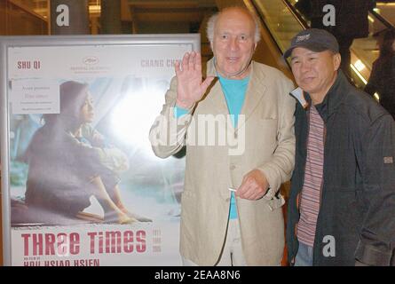 Il regista taiwanese Hou Hsiao Hsien e il regista francese Michel piccoli partecipano alla prima di 'tre volte' diretta da Hou Hsiao Hsien alla biblioteca MK2 di Parigi, Francia, il 08 novembre 2005. Foto di Giancarlo Gorassini/ABACAPRESS.COM Foto Stock