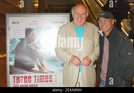 Il regista taiwanese Hou Hsiao Hsien e il regista francese Michel piccoli partecipano alla prima di 'tre volte' diretta da Hou Hsiao Hsien alla biblioteca MK2 di Parigi, Francia, il 08 novembre 2005. Foto di Giancarlo Gorassini/ABACAPRESS.COM Foto Stock