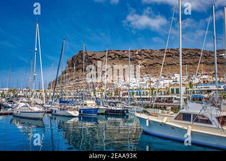 Barche a motore e yacht ormeggiati a Puerto Mogan, una splendida cittadina a sud di Gran Canaria, Spagna Foto Stock