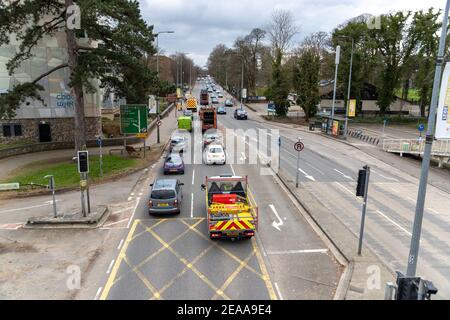 Cardiff, Galles - 8 febbraio 2021: Vista generale del traffico, viaggiando lungo Western Avenue (A48), Cardiff Foto Stock