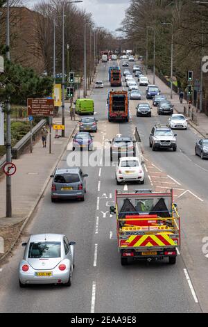 Cardiff, Galles - 8 febbraio 2021: Vista generale del traffico, viaggiando lungo Western Avenue (A48), Cardiff Foto Stock