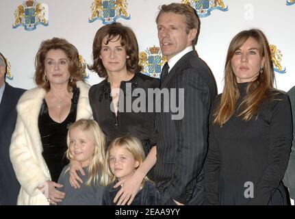 La regista e attrice francese Valerie Lemercier pone insieme ai membri del cast Catherine Deneuve, Lambert Wilson e Mathilde Seigner alla prima del suo film, 'Palais Royal', al teatro UGC Gaumont sugli Champs Elysees a Parigi, Francia, il 14 novembre 2005. Foto di Giancarlo Gorassini/ABACAPRESS.COM Foto Stock