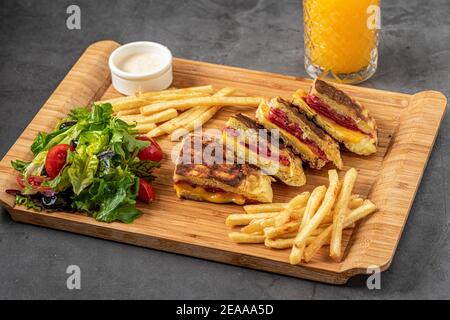 Pane tostato turco piatto al forno chiamato bazlama con salsiccia turca e formaggio su tavola di pietra, Bazlama toast. Foto Stock