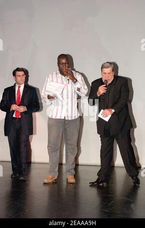 Gli attori francesi Mouss Diouf (C) e Jean-Pierre Castaldi partecipano ai "Trophees de la Nuit" che si tengono al Lido di Parigi, in Francia, il 14 novembre 2005. Foto di Benoit Pinguet/ABACAPRESS.COM Foto Stock