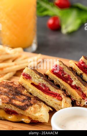 Pane tostato turco piatto al forno chiamato bazlama con salsiccia turca e formaggio su tavola di pietra, Bazlama toast. Foto Stock