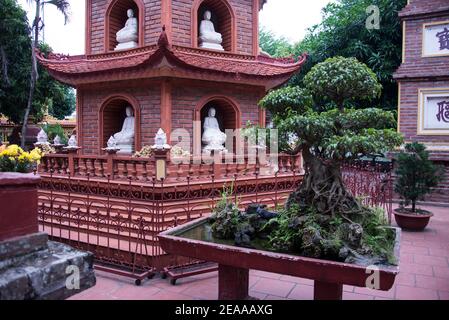 Pagoda con figure di marmo, Hanoi, Vietnam Foto Stock