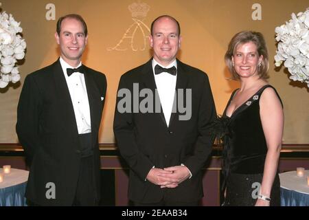 Il principe Alberto II di Monaco accoglie il principe Edoardo e Sophie Rhys Jones per un pranzo con alte autorità straniere presso il Grill of Hotel de Paris di Monaco, come parte delle cerimonie di intronizzazione del principe Alberto il 19 novembre 2005. Il Principe Alberto II è formalmente investito come sovrano di Monaco. Foto di ABACAPRESS.COM Foto Stock