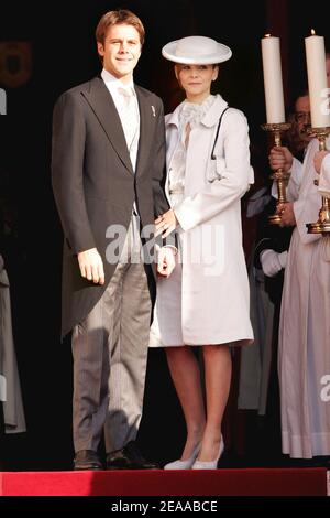 Il principe Emmanuel Philibert di Savoia e la moglie Clotilde Courau arrivano alla Cattedrale di Monaco per la Messa pontificia come parte delle cerimonie di intronizzazione del Principe Alberto II di Monaco il 19 novembre 2005. Il Principe Alberto II è formalmente investito come sovrano di Monaco. Foto di Orban-Nebinger/ABACAPRESS.COM Foto Stock