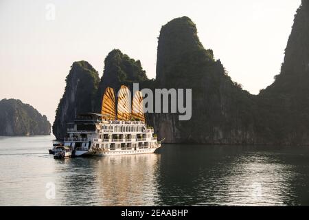 Imbarcazione turistica nella baia di Halong, Vietnam Foto Stock