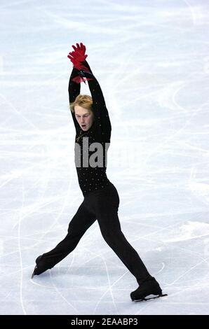 Il canadese Jeffrey Buttle suona durante il suo breve programma maschile del Trofeo Bompard, il 18 novembre 2005 al Palais-Omnisports-Paris-Bercy a Parigi, Francia. Foto di Nicolas Gouhier/CAMELEON/ABACAPRESS.COM Foto Stock