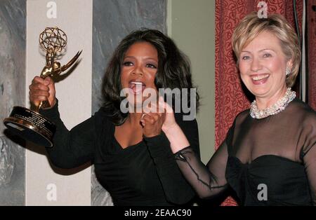 La star televisiva statunitense Oprah Winfrey e il senatore Hillary Clinton (D - NY) si pongono nella sala stampa al Gala 2005 International Emmy Awards che si è tenuto presso l'hotel Hilton a New York, lunedì 21 novembre 2005. Foto di Nicolas Khayat/ABACAPRESS.COM Foto Stock