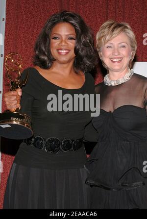 La star televisiva statunitense Oprah Winfrey e il senatore Hillary Clinton (D - NY) si pongono nella sala stampa al Gala 2005 International Emmy Awards che si è tenuto presso l'hotel Hilton a New York, lunedì 21 novembre 2005. Foto di Nicolas Khayat/ABACAPRESS.COM Foto Stock