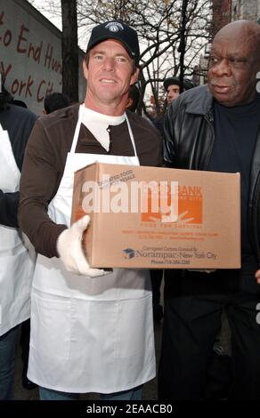 L'attore Dennis Quaid, che attualmente promuove il suo nuovo film ''Yours, Mine and Ours'', collabora con i giocatori di New York Knicks per consegnare 100 tacchini e servire i pasti del Ringraziamento per combattere la fame di vacanza alla Food Change Community Kitchen di Harlem, New York, NY, lunedì 21 novembre 2005. Foto di Nicolas Khayat/ABACAPRESS.COM' Foto Stock