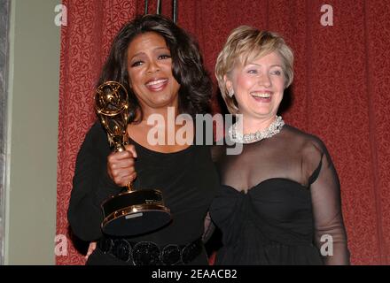 La star televisiva statunitense Oprah Winfrey e il senatore Hillary Clinton (D - NY) si pongono nella sala stampa al Gala 2005 International Emmy Awards che si è tenuto presso l'hotel Hilton a New York, lunedì 21 novembre 2005. Foto di Nicolas Khayat/ABACAPRESS.COM Foto Stock