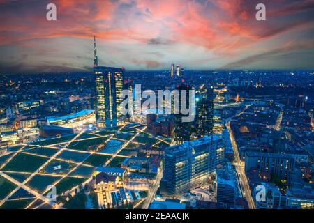 Lo skyline di Milano si affaccia l'isola da sopra Foto Stock
