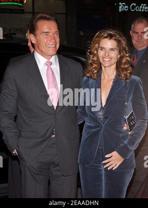 Il governatore Arnold Schwarzenegger e Maria Shriver partecipano alla prima di 'The Kid & i' al Mann Grauman's Chinese Theatre. Los Angeles, 28 novembre 2005. Foto di Lionel Hahn/ABACAPRESS.COM Foto Stock