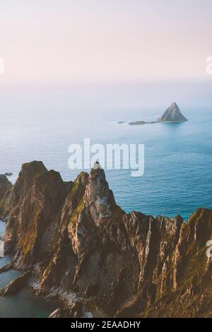 Vista aerea rocce di montagna nel paesaggio oceanico nel nord della Norvegia Natura natura natura selvaggia viaggio scenario Vesteralen isole Foto Stock