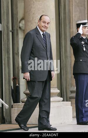 Il presidente francese Jacques Chirac riceve il primo ministro di Singapore, Lee Hsien Loong, al Palazzo Elysee di Parigi, in Francia, il 29 novembre 2005. Foto di Laurent Zabulon/ABACAPRESS.COM. Foto Stock