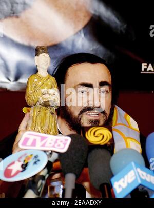 Luciano Pavarotti tiene una conferenza stampa a Hong Kong (Cina) il 30 novembre 2005. Il cantante lirico italiano si esibirà a Hong Kong nel suo Farewell Tour il prossimo 2 dicembre. Foto di Andrew Ross/ABACAPRESS.COM Foto Stock