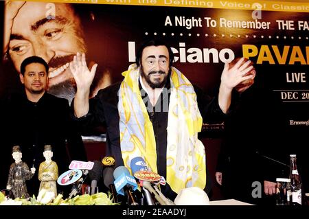 Luciano Pavarotti tiene una conferenza stampa a Hong Kong (Cina) il 30 novembre 2005. Il cantante lirico italiano si esibirà a Hong Kong nel suo Farewell Tour il prossimo 2 dicembre. Foto di Andrew Ross/ABACAPRESS.COM Foto Stock