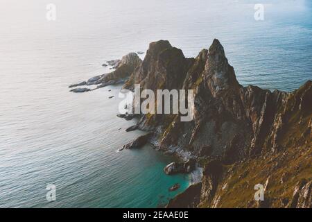 Vista aerea oceano e rocce di montagna in Norvegia paesaggio natura Viaggio scenario Vesteralen isole Foto Stock