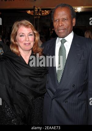 L'attore Sidney Poitier e sua moglie Joanna Shimkus arrivano alla notte di apertura per 'il colore viola' al teatro di Broadway a New York, giovedì 1 dicembre 2005. Foto di Nicolas Khayat/ABACAPRESS.COM Foto Stock