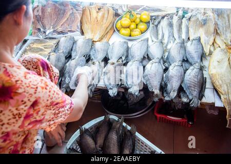 Bancarella di pesce nel mercato interno a ho Chi Minh City, Vietnam Foto Stock