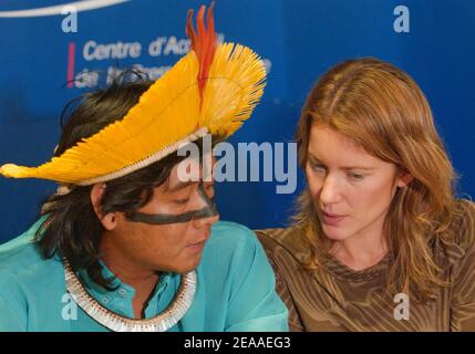 L'etnologa francese Emilie Barrucand (R), presidente dell'associazione Wayanga, parla con il nipote e successore del capo d'America Raoni, Beppamro Metyktire, dopo una conferenza stampa tenutasi il 1° dicembre 2005 presso il Centro stampa estero della Maison de la radio di Parigi, Francia. Emilie Barrucand tournée in Europa con una delegazione di capi d'Amazzonia americani che porta un forte messaggio dai popoli indigeni sulla necessità di proteggere la natura e l'ambiente. Foto di Bruno Klein/ABACAPRESS.COM Foto Stock