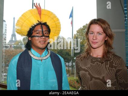 L'etnologa francese Emilie Barrucand (R), presidente dell'associazione Wayanga, si pone con il nipote e successore del capo d'America Raoni, Beppamro Metyktire, dopo una conferenza stampa che si è tenuta il 1° dicembre 2005 presso il Centro stampa estero della Maison de la radio di Parigi, Francia. Emilie Barrucand tournée in Europa con una delegazione di capi d'Amazzonia americani che porta un forte messaggio dai popoli indigeni sulla necessità di proteggere la natura e l'ambiente. Foto di Bruno Klein/ABACAPRESS.COM Foto Stock