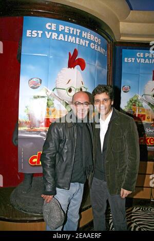 ESCLUSIVO. L'umorista francese Patrick Bosso e l'attore francese Pascal Elbe partecipano alla prima francese "Chicken Little" al ristorante Planet Hollywood di Parigi, Francia, il 4 dicembre 2005. Foto di Benoit Pinguet/ABACAPRESS.COM Foto Stock